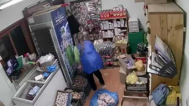 Нападение вооруженного топором россиянина на продуктовый магазин попало на видео