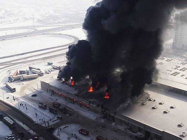 Площадь мощного пожара в Красноярске выросла более чем в два раза