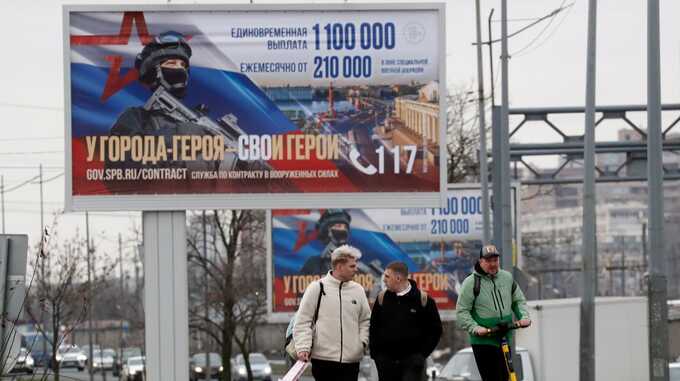 В Петербурге обновили плакаты о вознаграждении за заключение контракта с Минобороны