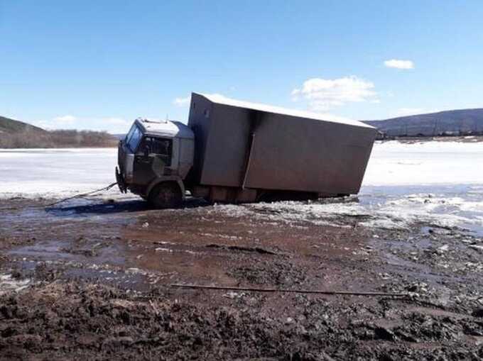 Трагедия в Забайкалье: КАМАЗ провалился под лед, водитель погиб