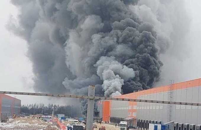 В Клину Подмосковья произошел крупный пожар, столб дыма виден на километры