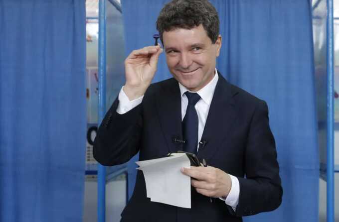 Мэр Бухареста Никушор Дэн одержал победу на выборах президента Румынии, набрав 54,3% голосов