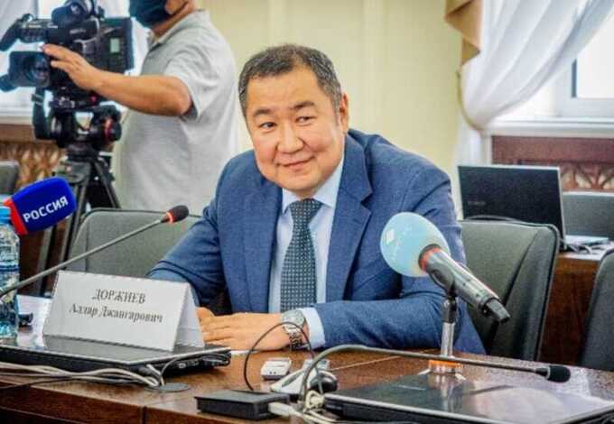 Алдар Доржиев зарабатывает на вырубке леса, но новые правила представляют угрозу для экологии Байкала