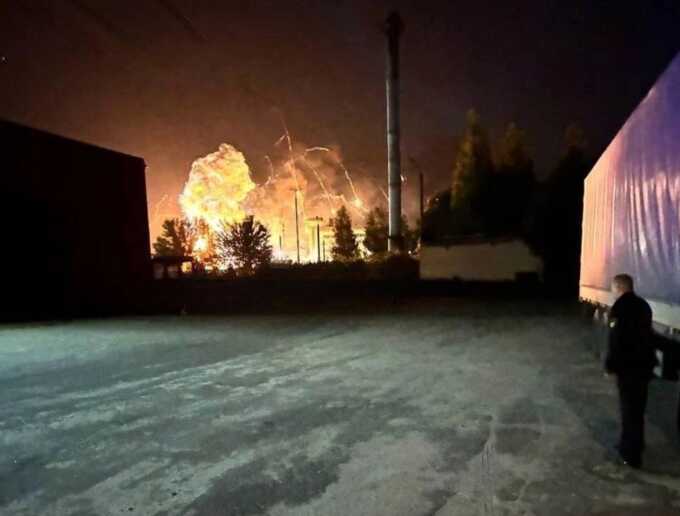 В Брянске произошел взрыв — горит предполагаемый склад боеприпасов